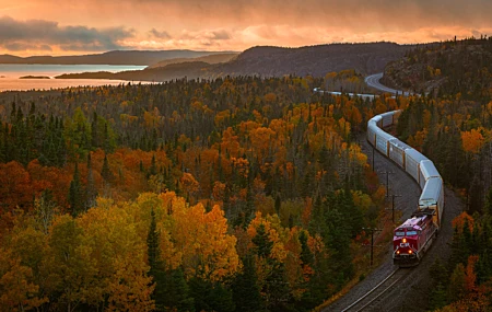 自然 景观 火车 电线 树木 森林 秋天 铁路 云朵 天空 水面 日落 火车 湖泊 4K壁纸